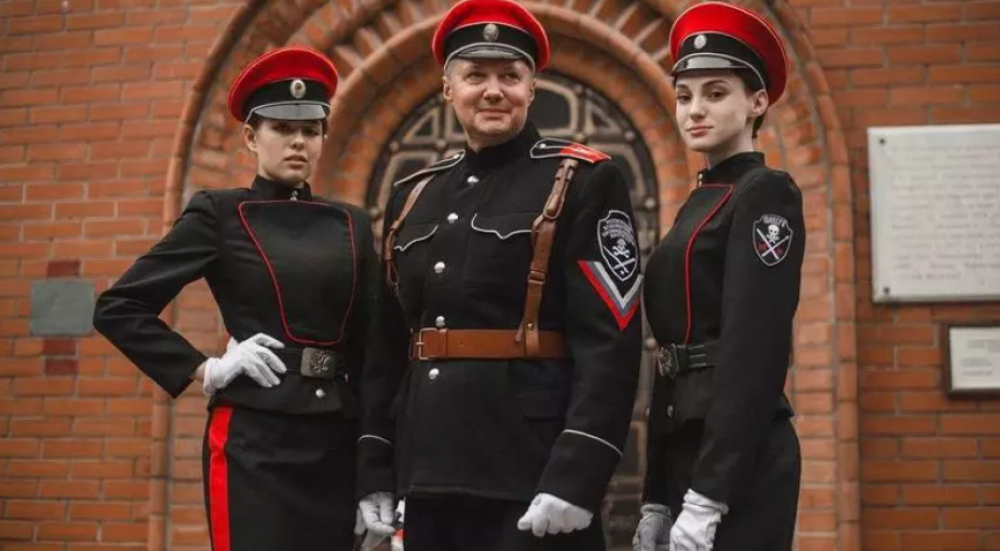FOTO // Noile uniforme propuse forțelor armate ruse au arome de fascism